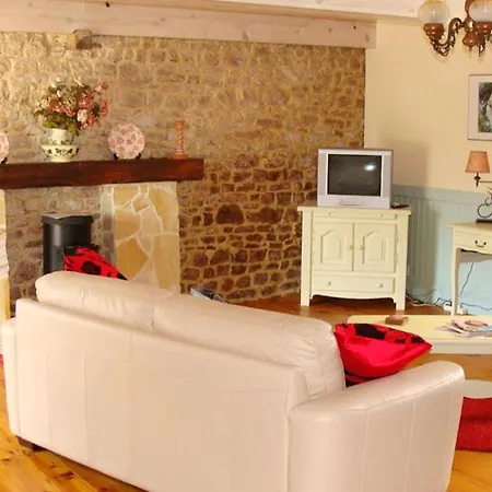 Maison Accueillante A Avec Piscine Partagee