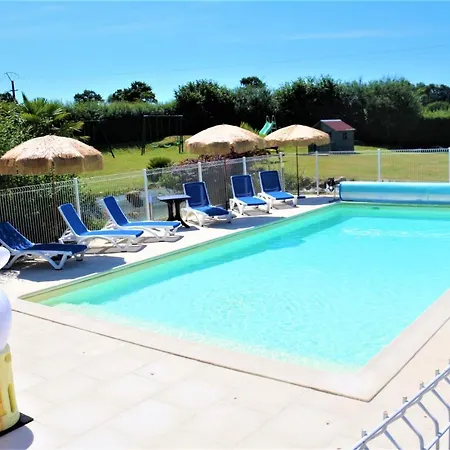 Maison Accueillante A Avec Piscine Partagee
