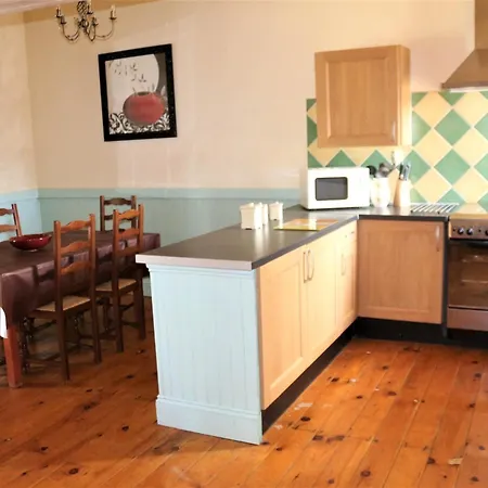 Maison Accueillante A Avec Piscine Partagee