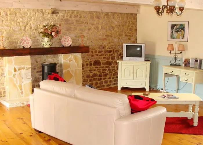 Maison Accueillante à Néhou Avec Piscine Partagée